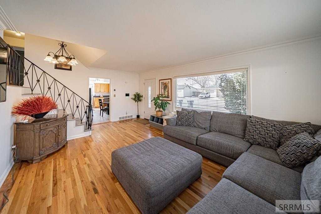 976 Canyon Ave - Photo 4 of 50