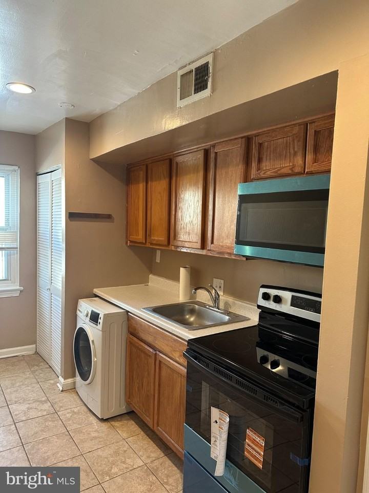 1449 Olive St Ne Apt 4 #4 - Photo 3 of 19