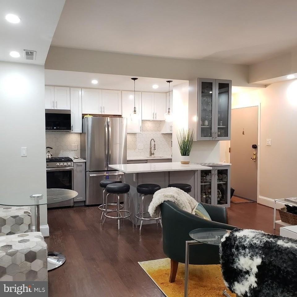 2127 California St Nw Apt 102 - Photo 3 of 10