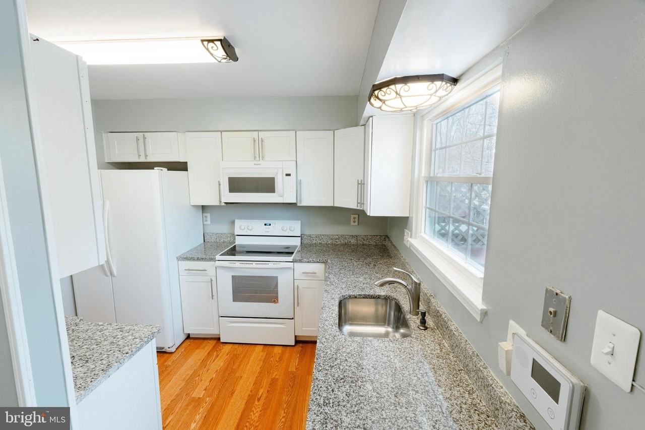 2343 London Bridge Dr - Photo 5 of 20