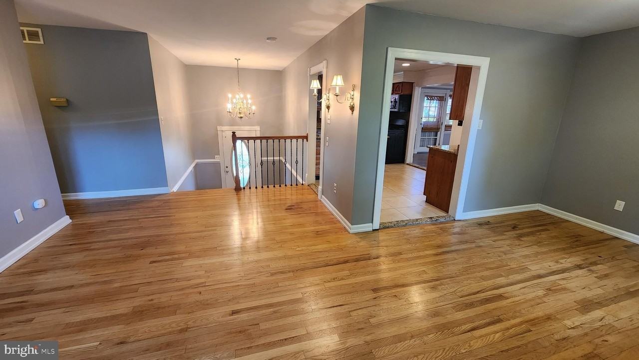 318320 Oakwood Ave - Photo 6 of 25