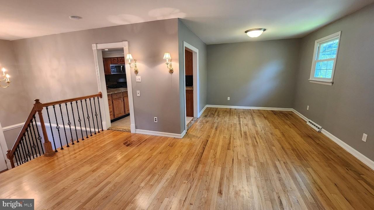 318320 Oakwood Ave - Photo 7 of 25