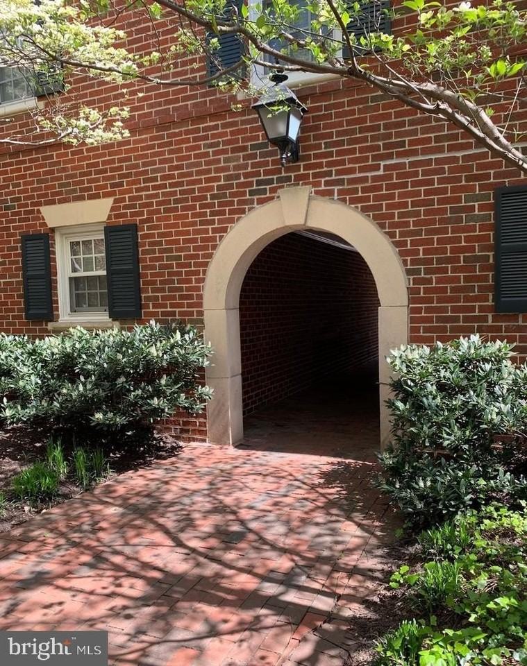 1040 N Royal St - Photo 2 of 19