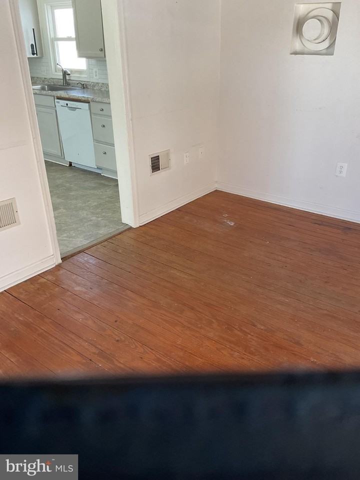 6774 LEEDS MANOR - Photo 7 of 18