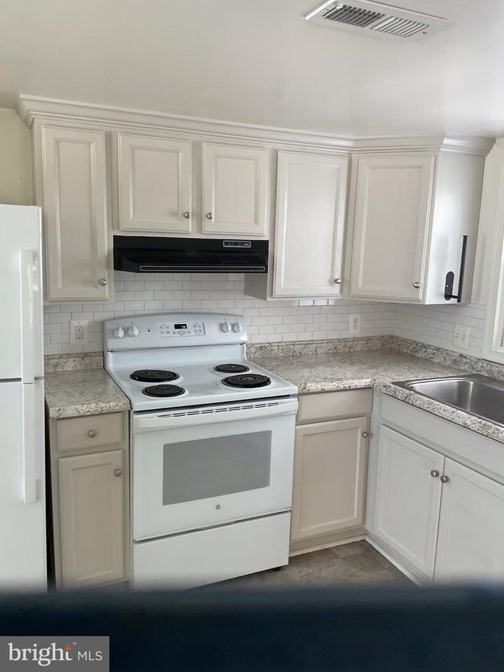 6774 LEEDS MANOR - Photo 7 of 24
