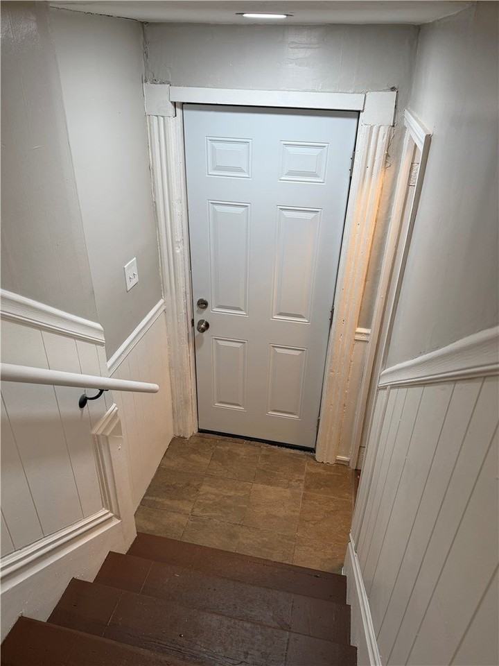 306 E Wallace Ave - Photo 2 of 23