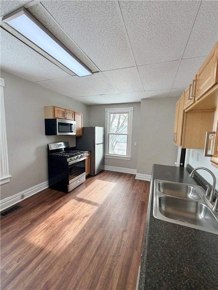 306 E Wallace Ave - Photo 6 of 23