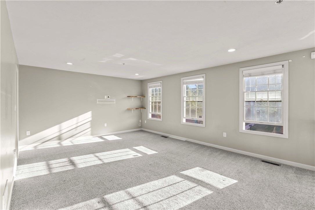 1049 Bayberry Dr - Photo 3 of 25