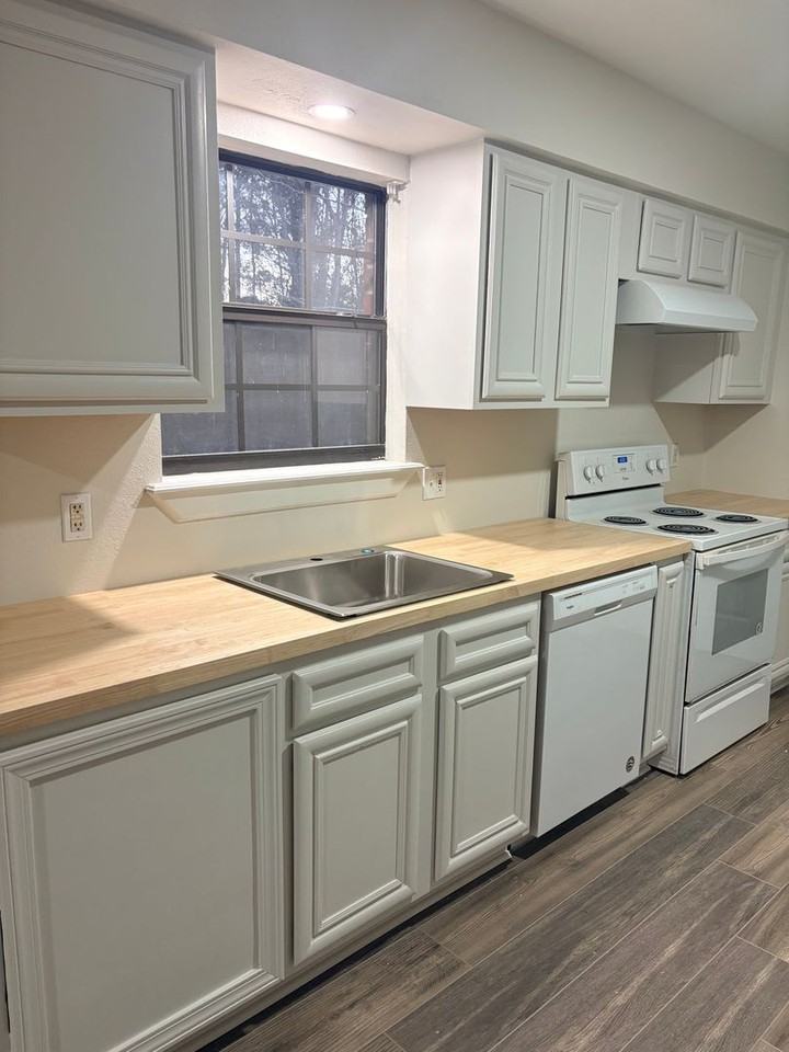 403 Combel St - Photo 2 of 11