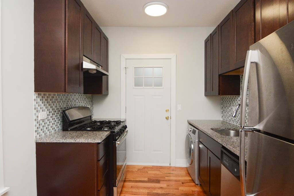 545 W Chestnut St #203 - Photo 3 of 20