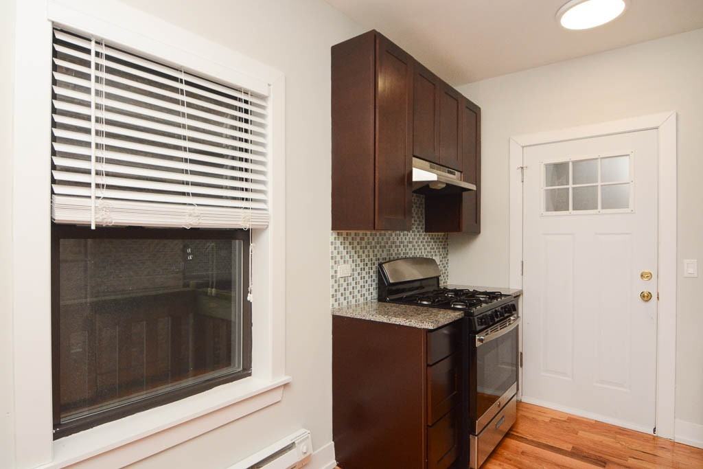 545 W Chestnut St #203 - Photo 4 of 20