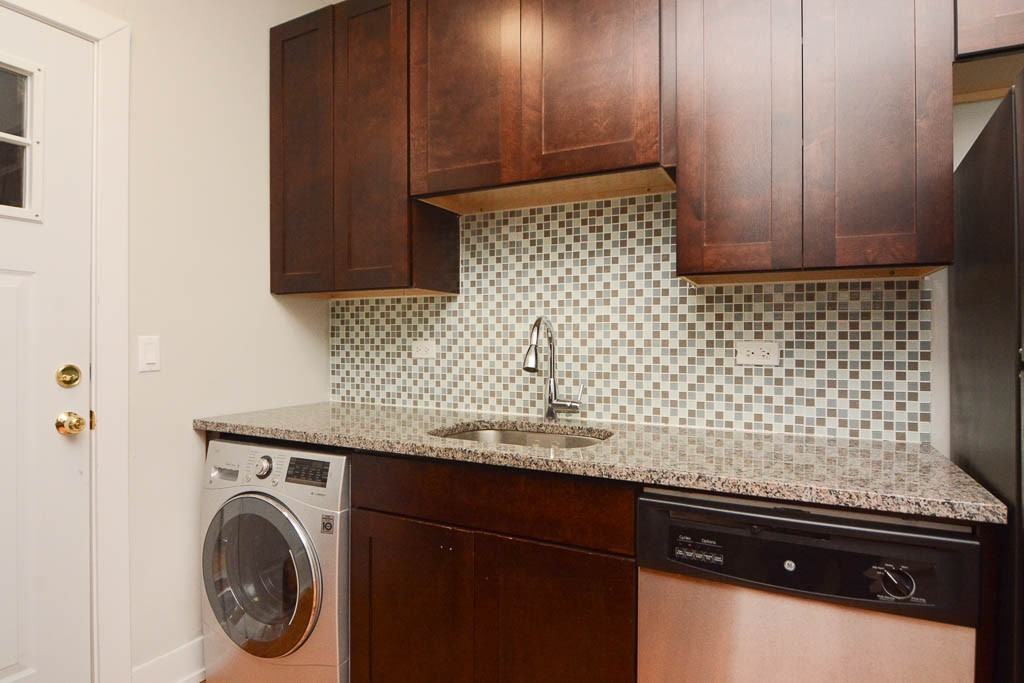 545 W Chestnut St #203 - Photo 5 of 20