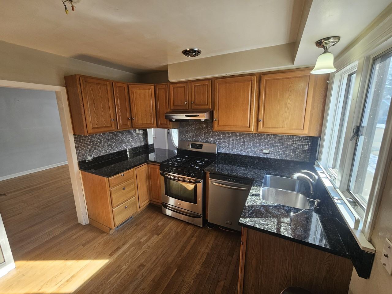 902 Jeannette St - Photo 4 of 14