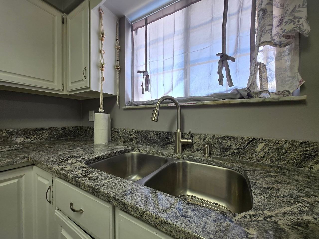 2456 Glenboro Dr - Photo 3 of 45