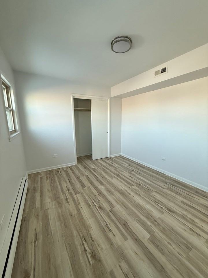 5445 S Kilbourn Ave - Photo 4 of 11