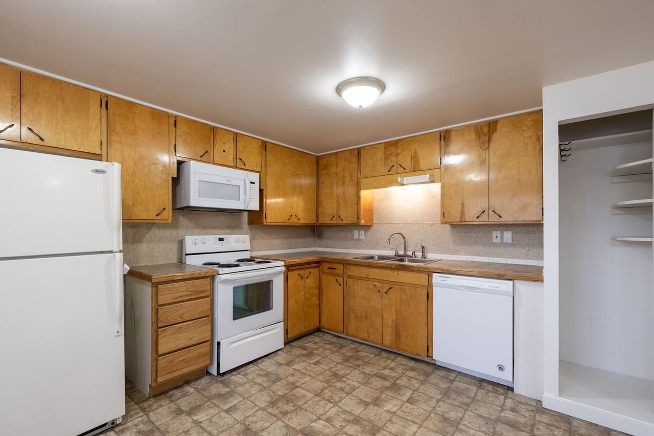 330 N 1st E - Photo 4 of 15