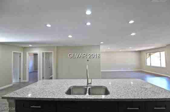 3135 E Rochelle Ave - Photo 3 of 14