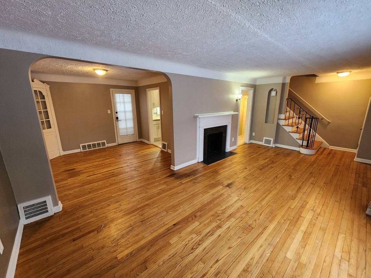 1195 Oxford Rd - Photo 2 of 14