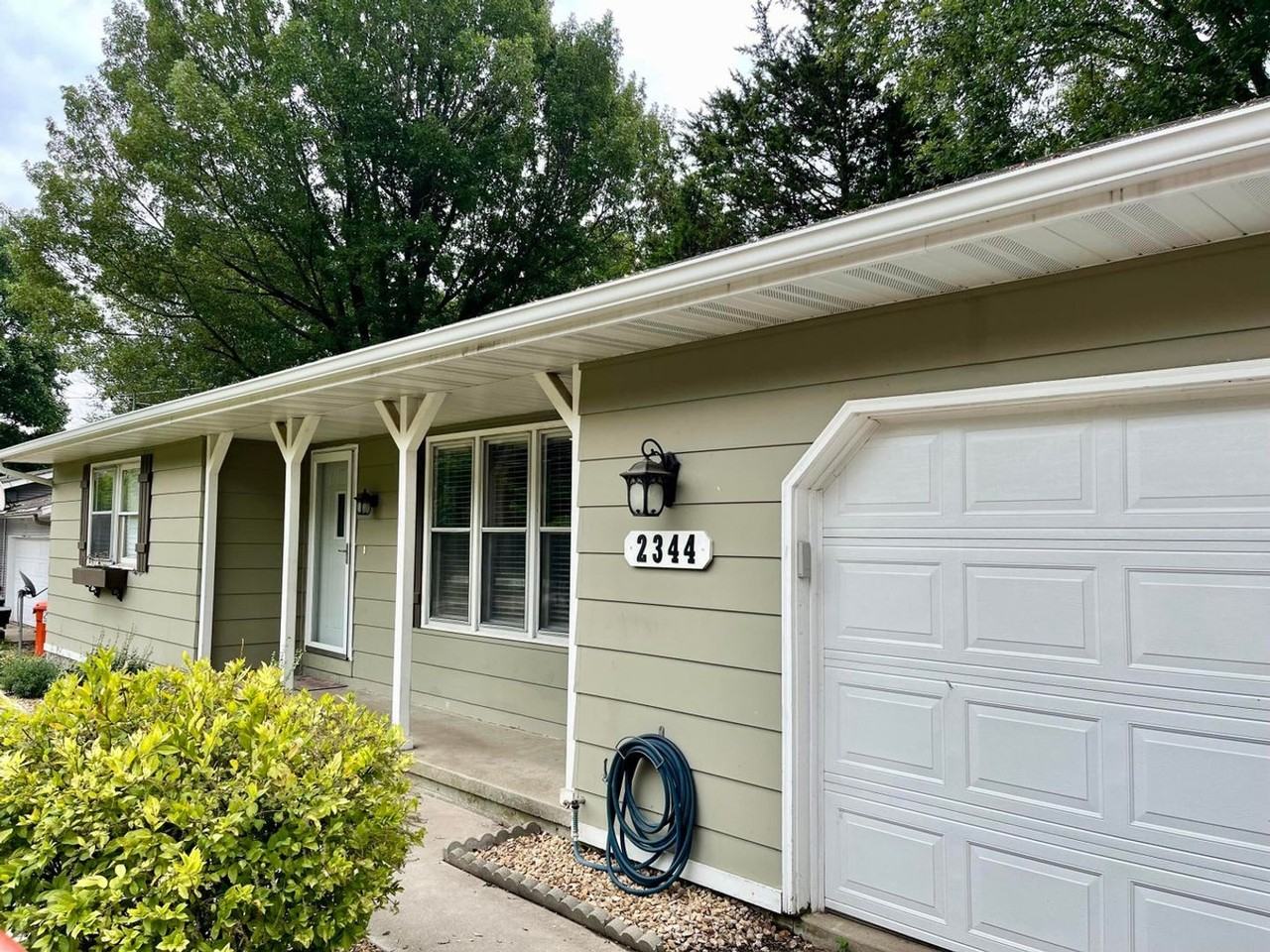 2344 E Huntington St - Photo 3 of 27