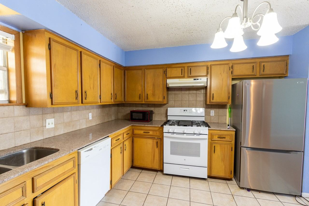 4605 Avenue P - Photo 4 of 27