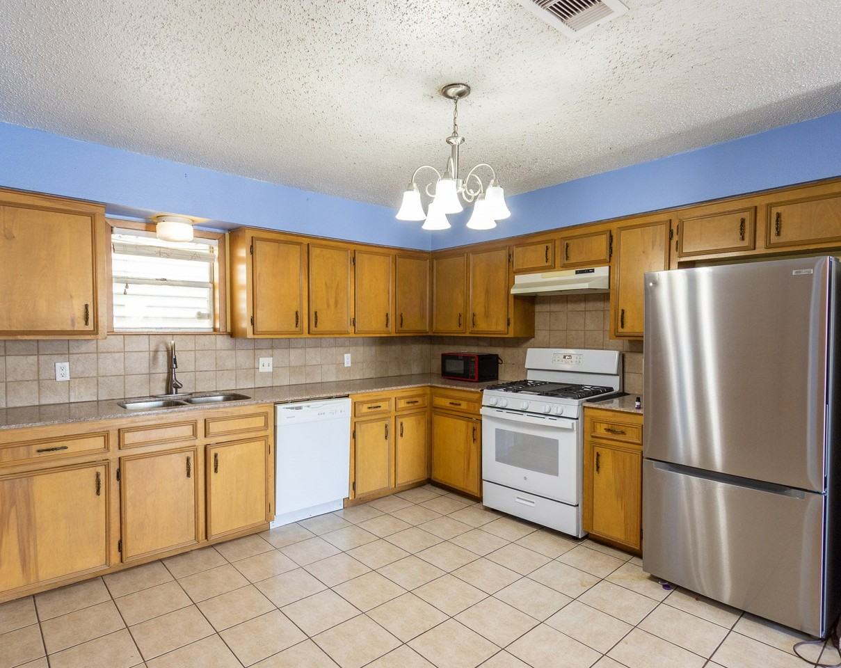 4605 Avenue P - Photo 5 of 27