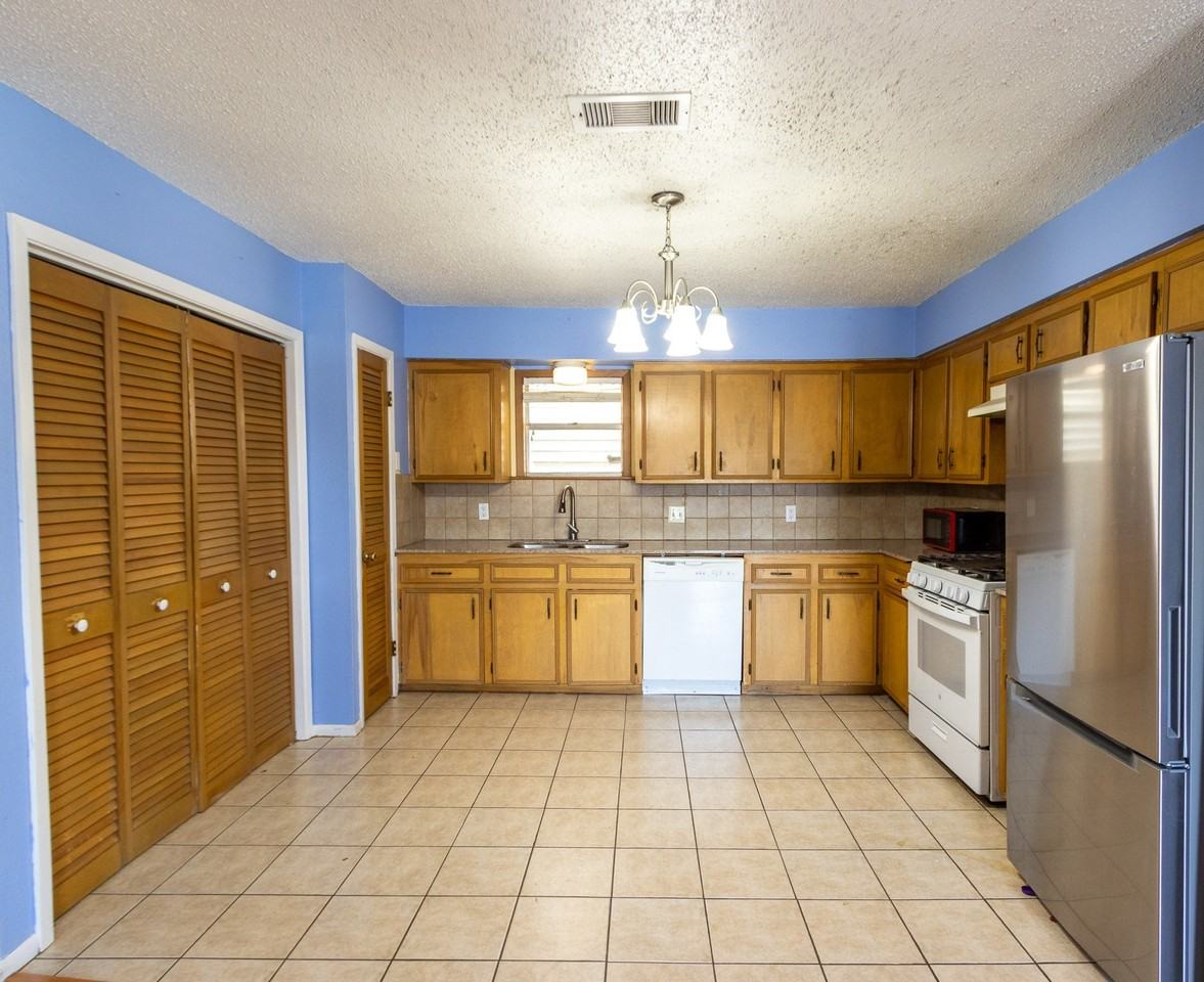 4605 Avenue P - Photo 6 of 27