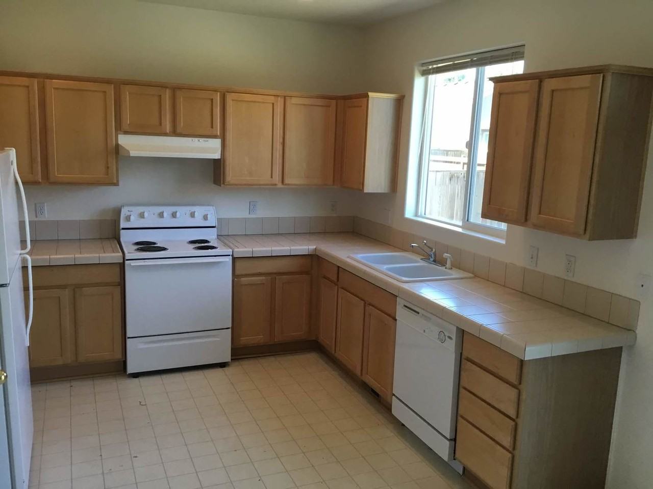 1080 Heathrow Dr - Photo 7 of 24