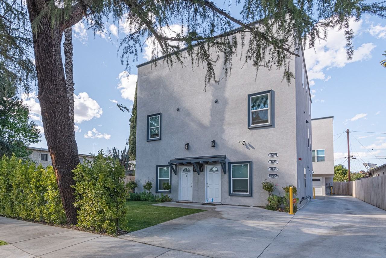 16753-16755 1/2 Sherman Way - Photo 2 of 4
