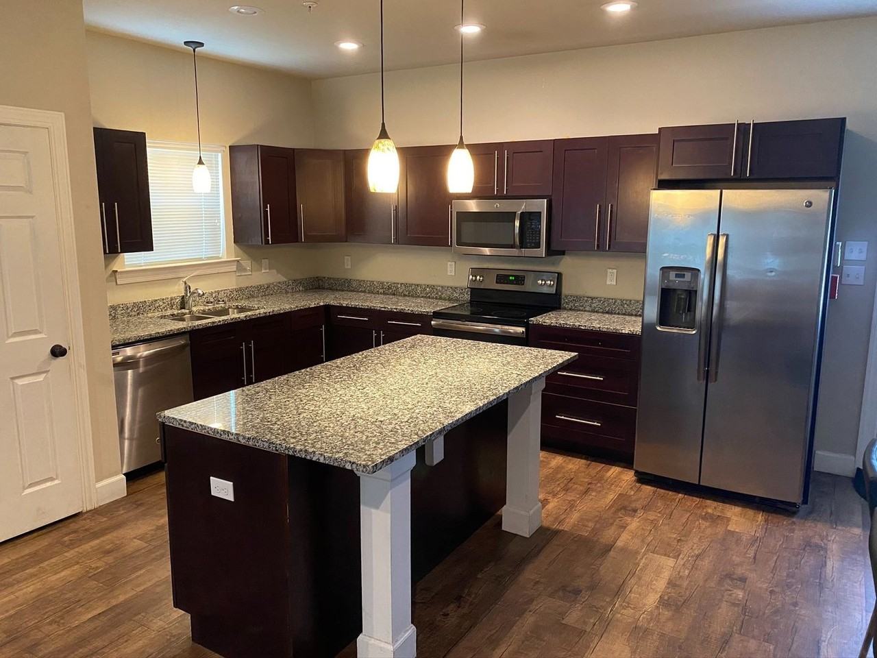 1805 Bellevue Way - Photo 5 of 47