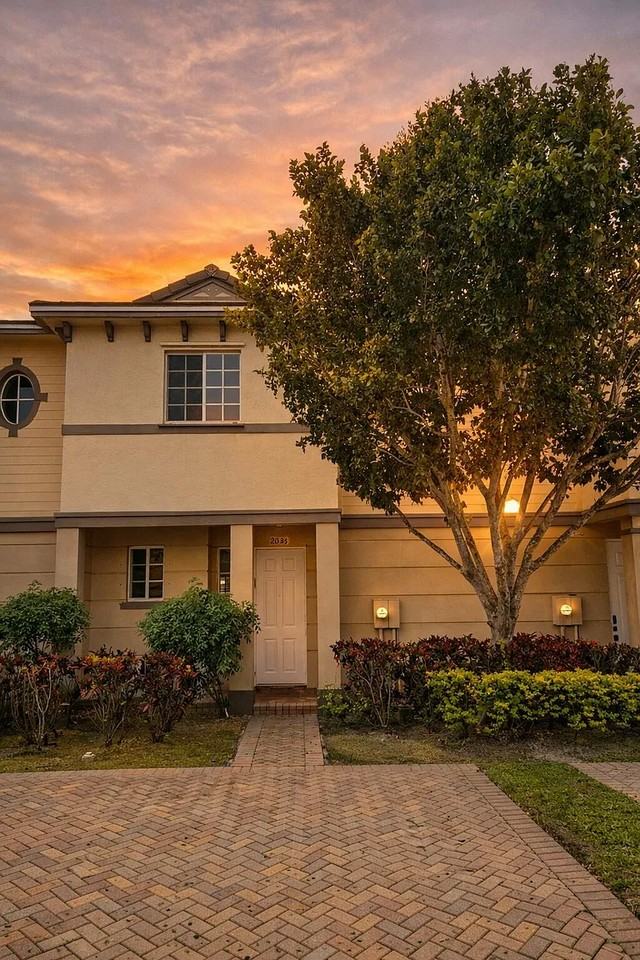 2035 Nassau Drive - Photo 2 of 8