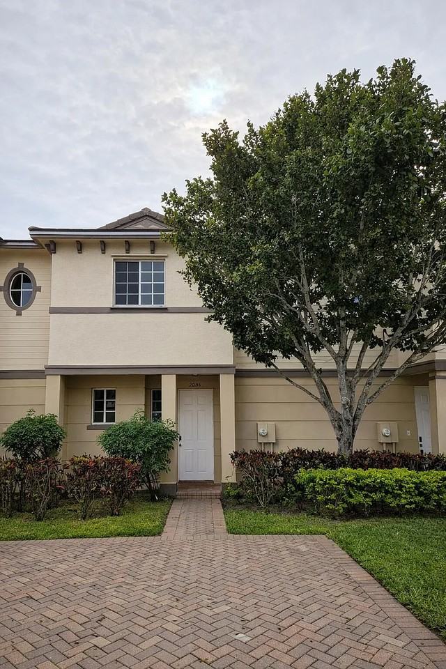 2035 Nassau Drive - Photo 3 of 8