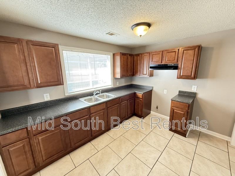 3152 Harvester Ln E - Photo 3 of 10