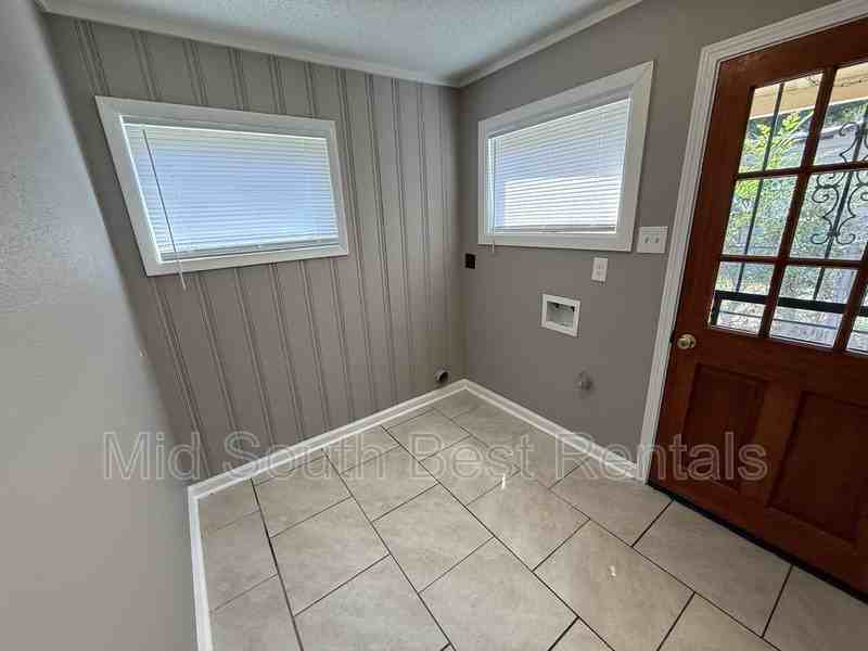 3152 Harvester Ln E - Photo 7 of 10