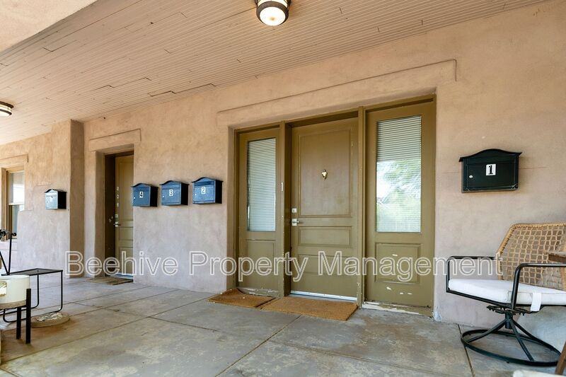 1301 W Monroe St #4 - Photo 3 of 8