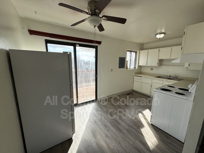 3545 Bridgewood Ln - Photo 6 of 31