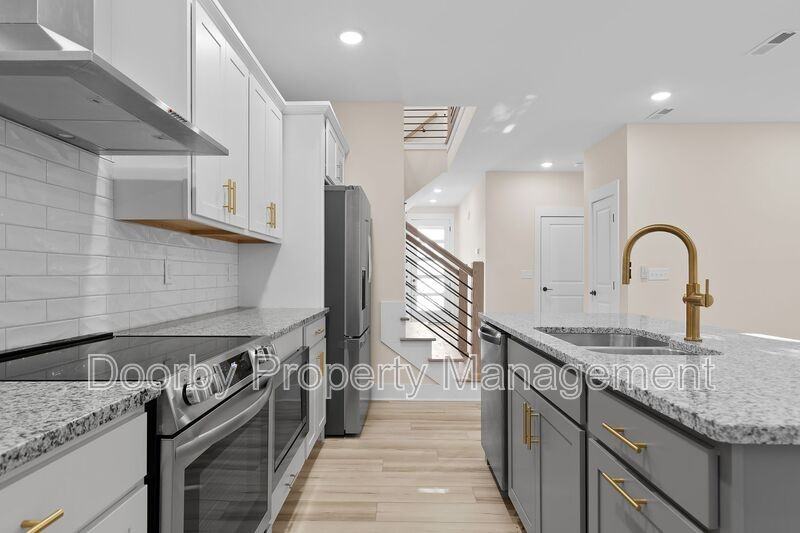 432 Wayne Ave #432 - Photo 3 of 12