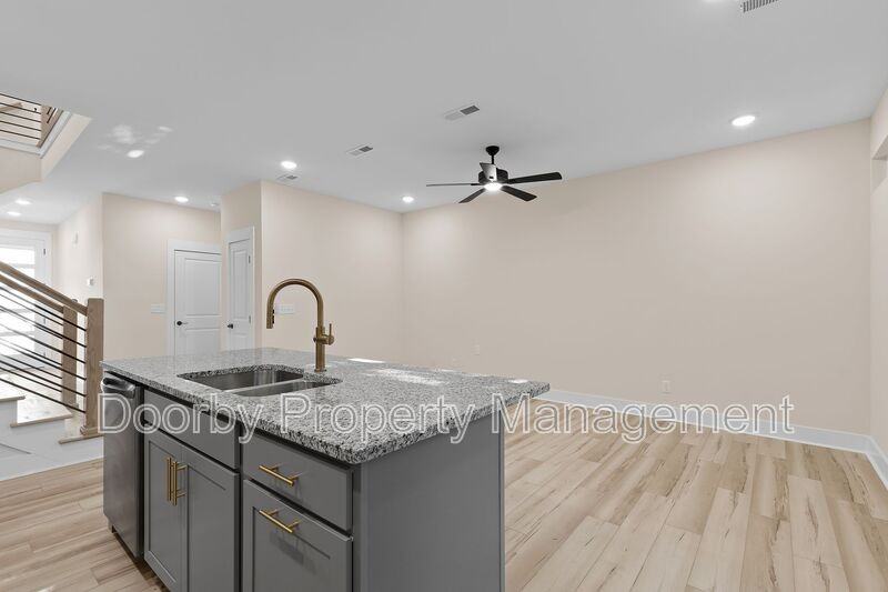 432 Wayne Ave #432 - Photo 4 of 12