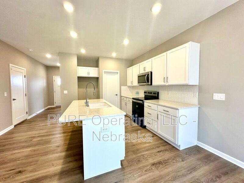 17451 Tucker St - Photo 3 of 46