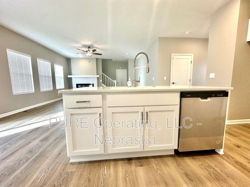 17451 Tucker St - Photo 5 of 46