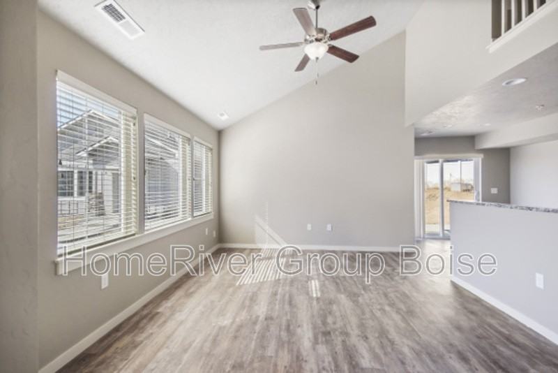 856 E Wandering Ln - Photo 3 of 18