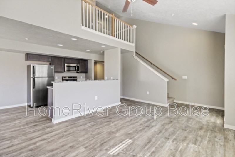 856 E Wandering Ln - Photo 4 of 18