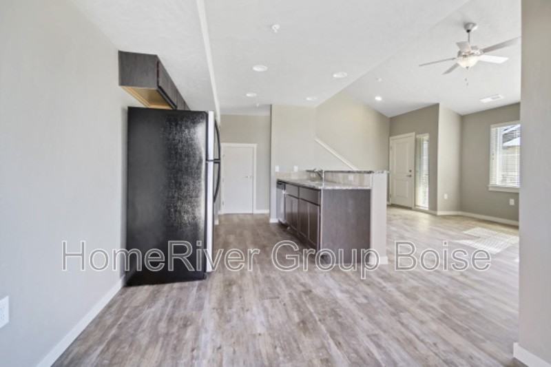 856 E Wandering Ln - Photo 7 of 18