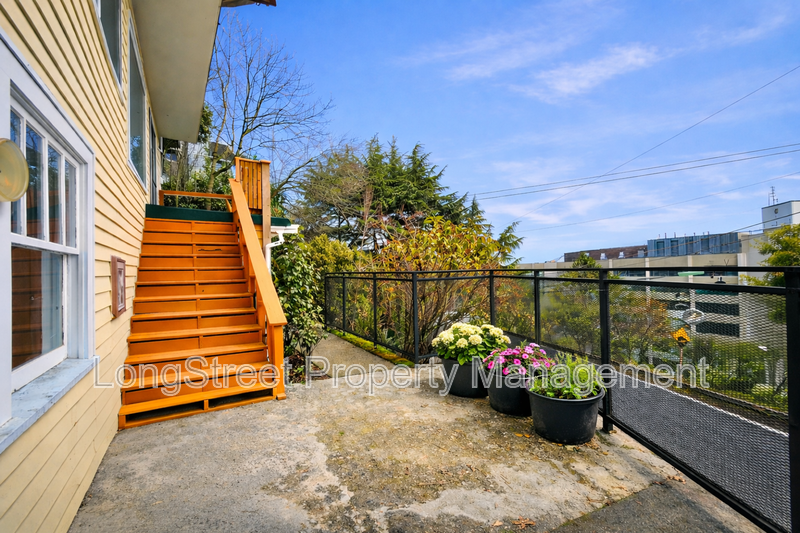 801 Sw Broadway Dr - Photo 3 of 18