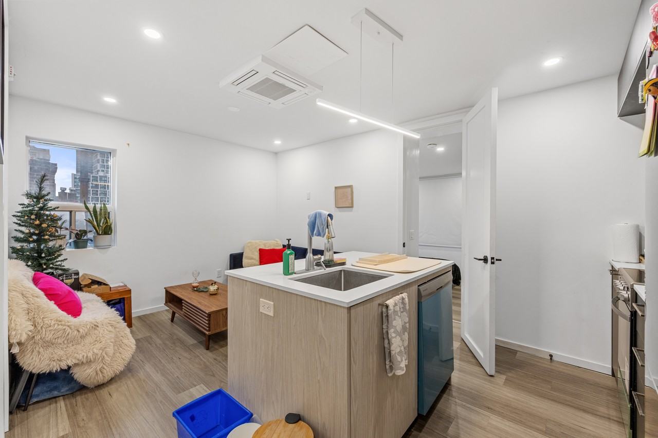 1989 Yonge Street ##303 - Photo 3 of 14