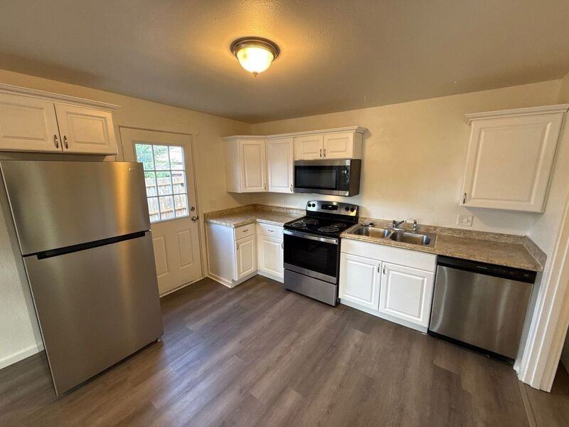 3363 Portland Rd Ne #17 - Photo 7 of 17