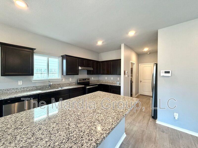 2228 Dana Dr - Photo 5 of 17