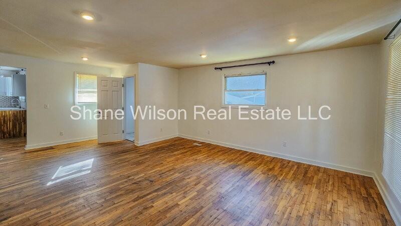 1202 Greenwood Rd - Photo 4 of 17