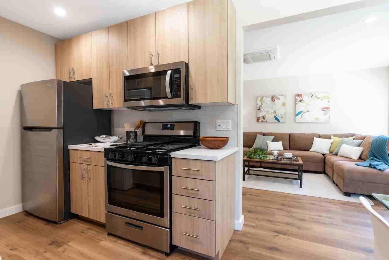 419 W Queen St #8 - Photo 4 of 11