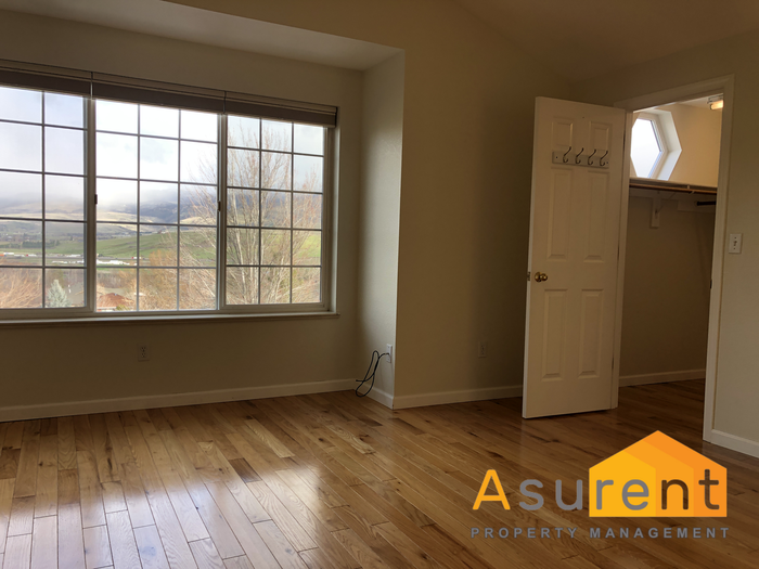 573 Scenic Dr - Photo 6 of 17