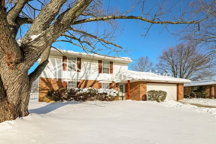 6125 Honeygate Dr - Photo 2 of 15